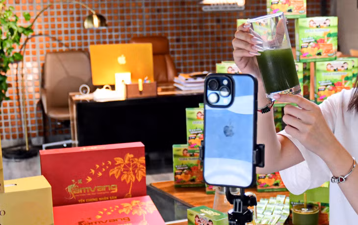 Livestream bán hàng - Ảnh: QUANG ĐỊNH