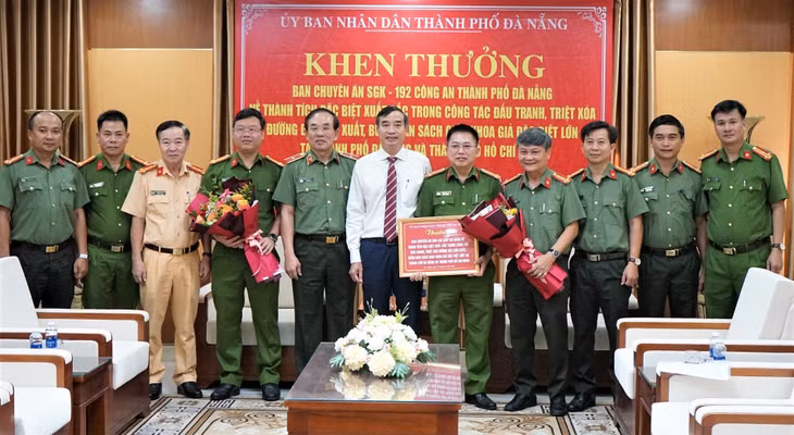 Lãnh đạo TP Đà Nẵng thưởng nóng cho ban chuyên án sau thành tích triệt phá đường dây sản xuất sách giả.