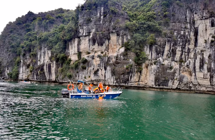 Lực lượng cứu hộ diễn tập cứu hộ các nạn nhân dưới nước.