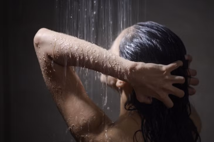 Đột ngột dội nước lạnh từ đầu xuống chân là cách tắm sai, có thể gây ra đột quỵ. Ảnh: Vecteezy.
