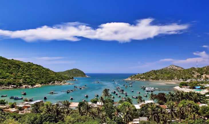 Vịnh Vĩnh Hy nằm ở phía Đông Bắc tỉnh Ninh Thuận, cách thành phố Phan Rang khoảng 40km, ngay sát Vườn quốc gia Núi Chúa. Nơi đây nổi tiếng là một trong 4 vịnh biển đẹp và hoang sơ nhất Việt Nam bởi chưa bị tác động, bị thương mại hóa quá nhiều. Ảnh: Trang TTĐT Bộ VHTT&amp;DL