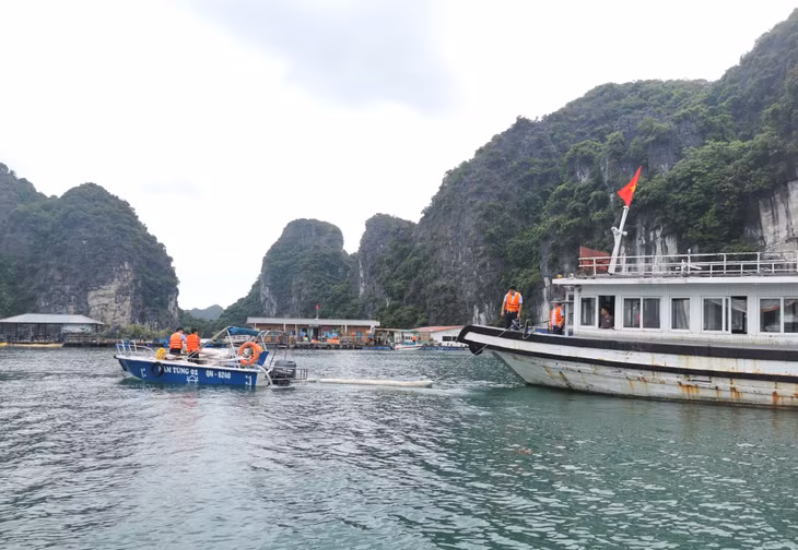 Lực lượng diễn tập triển khai ứng phó sự cố tràn dầu.