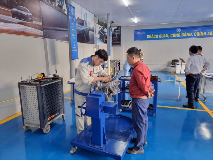 Thi kỹ năng nghề ô tô tại Hà Nội. Ảnh: XC