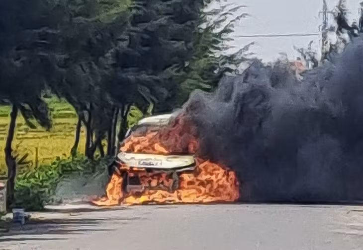 Ô tô 7 chỗ bất ngờ bốc cháy khi đang di chuyển trên đường. Ảnh: LTH