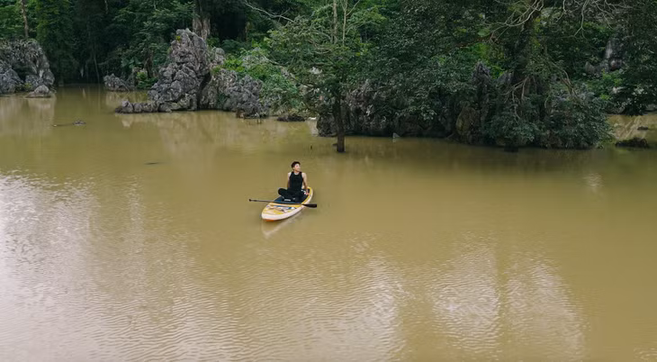 Lượng nước đủ sâu để khách chèo thuyền, dạo chơi xung quanh.