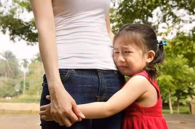 Với trẻ nhỏ, việc cảm thấy ngại ngùng ở môi trường mới (như trường học) là quy trình phát triển bình thường. Ảnh minh họa