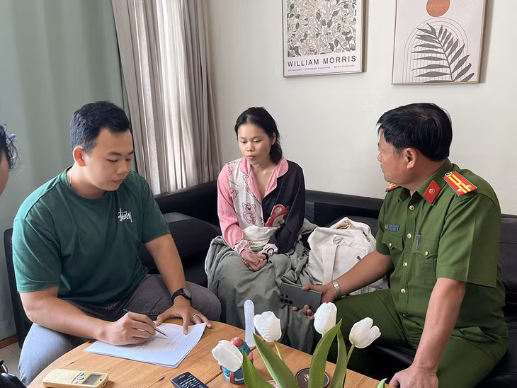 Sáng 8/4, công an kiểm tra 1 căn hộ ở chung cư cao cấp Saigon Pearl, giải cứu thành công 2 đứa trẻ và đưa Phạm Huỳnh Nhật Vi về làm việc. Ảnh: CACC