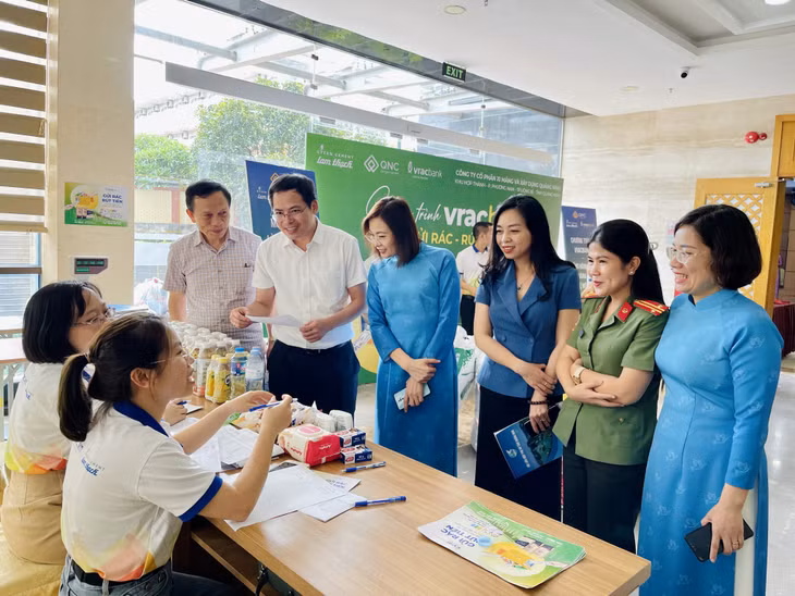 Các đại biểu tham quan mô hình “Gửi rác - Rút tiền" của Công ty CP Xi măng và Xây dựng Quảng Ninh tại hội nghị biểu dương các điển hình trong thực hiện CVĐ phụ nữ Quảng Ninh chung tay BVMT, giai đoạn 2021-2023.