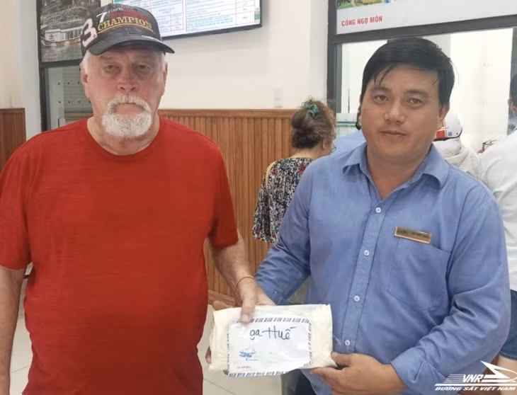 Trao trả tài sản cho hành khách.