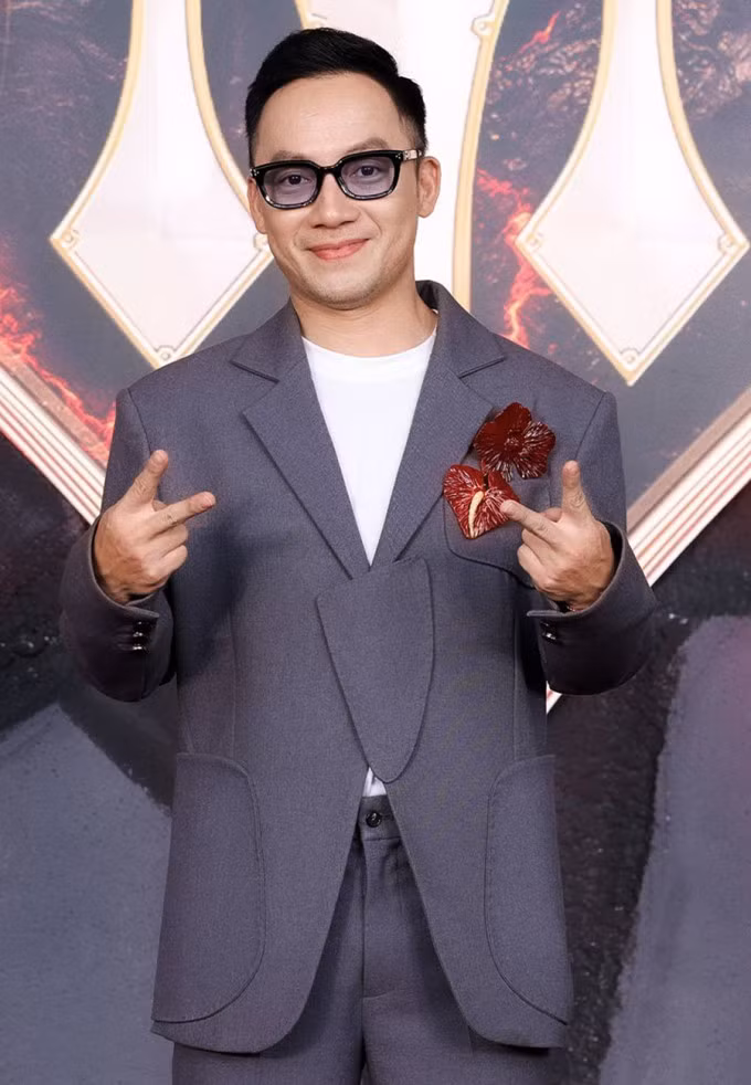 Nhạc sĩ Tiến Đạt nói thiếu tự tin ở lần tái xuất showbiz sau thời gian vắng bóng, phải tập luyện ngày đêm để có thể trình diễn trở lại. "Bù lại, tôi có nguồn động lực tinh thần từ bạn đời. Khi tôi thi hát, cô ấy thay tôi điều hành việc kinh doanh, để tôi toàn tâm toàn ý làm nghệ thuật. Vợ cũng lên thực đơn dinh dưỡng, tư vấn trang phục để tôi có được vẻ ngoài tốt nhất", anh nói.