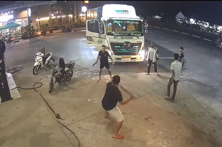 Hình ảnh ẩu đả bằng hung khí tại cây xăng ở Bình Dương - Ảnh cắt từ clip