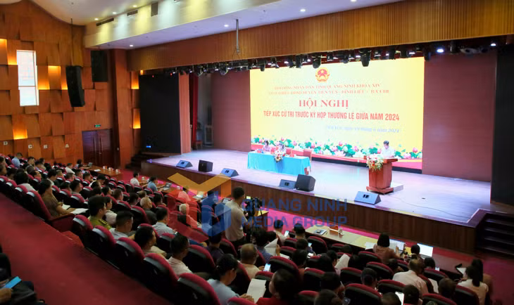 Quang cảnh buổi tiếp xúc cử tri tại huyện Tiên Yên.