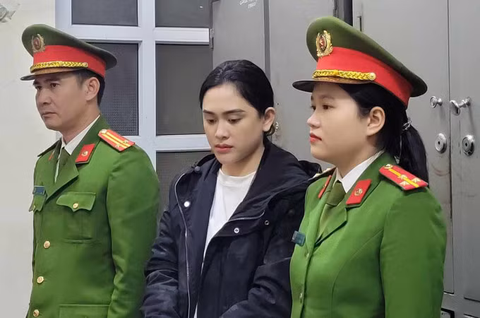 Bị cáo Minh (giữa) thời điểm bị bắt. Ảnh: Công an cung cấp