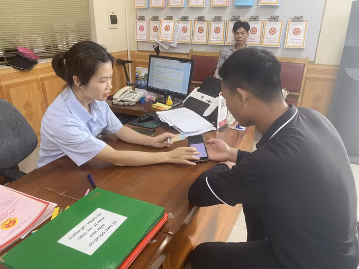 Cán bộ Trung tâm Hành chính công huyện Tiên Yên hướng dẫn người dân nộp TTHC trực tuyến.