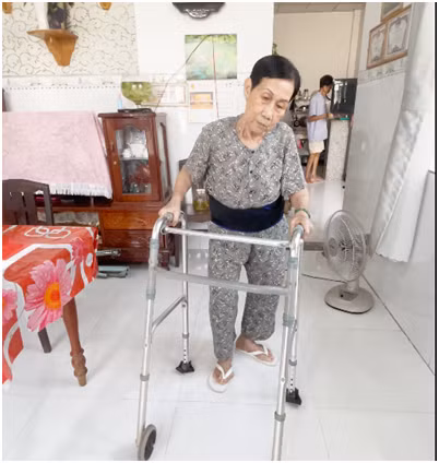 Cô Vân đi lại khó khăn vì những cơn đau do thoát vị đĩa đệm.
