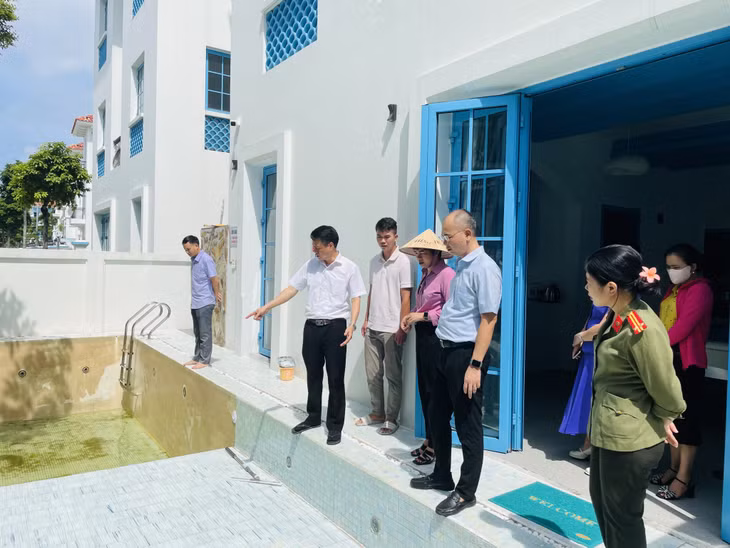 Đoàn kiểm tra liên ngành của tỉnh kiểm tra khu vực bể bơi nơi xảy ra vụ đuối nước ngày 3/6 trên địa bàn phường Bãi Cháy (TP Hạ Long).