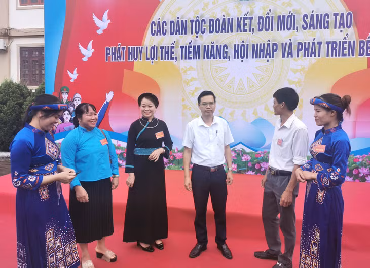 Các đại biểu tham dự Đại hội chia sẻ kinh nghiệm trong quá trình thực hiện chính sách dân tộc trên địa bàn huyện.