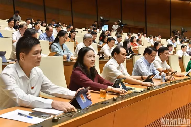 Đại biểu Quốc hội biểu quyết thông qua Luật Tổ chức Tòa án nhân dân (sửa đổi). (Ảnh: ĐĂNG KHOA)