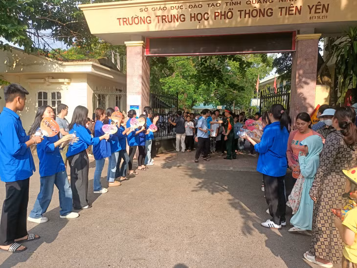 Lực lượng chức năng và thanh niên tình nguyện phối hợp đảm bảo ANTT tại điểm thi Trường THPT Tiên Yên (huyện Tiên Yên). Ảnh: Xuân Thao (CTV)