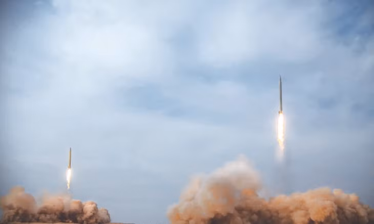 Tên lửa được phóng lên trong một cuộc diễn tập ở miền Trung Iran. Ảnh minh họa: AFP