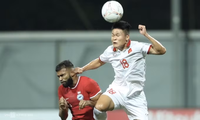 Tuấn Hải (số 18) đá chính nhưng không thể hiện được nhiều trước hàng thủ tầm thấp của Singapore ở bảng B AFF Cup 2022 trên sân Jalan Besar, Kallang, tối 30/12.