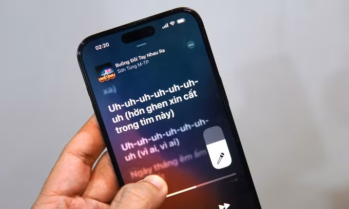 Ứng dụng Apple Music trên iOS 16.2 cho phép tăng giảm lời hát của nghệ sĩ để hát như karaoke. Ảnh: Lưu Quý