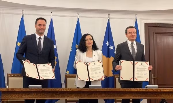 Lãnh đạo Kosovo ký tài liệu xin gia nhập EU. (Ảnh: MIA News)