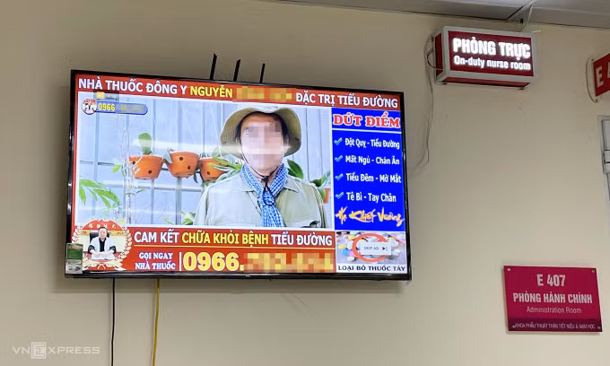 Một TV tại bệnh viện vô tình phát quảng cáo cơ sở khám bệnh khi mở YouTube, tháng 3/2022. Ảnh: Lưu Quý