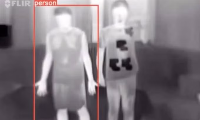 Áo choàng InvisDefense khiến camera an ninh không thể phát hiện cơ thể người đi qua. Ảnh: Wei Hui