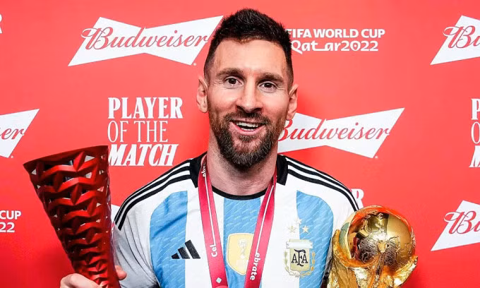 Messi với giải thưởng cầu thủ hay nhất trận chung kết và danh hiệu cup vàng World Cup, trên sân Lusail, Qatar tối 18/12. Ảnh: FIFA