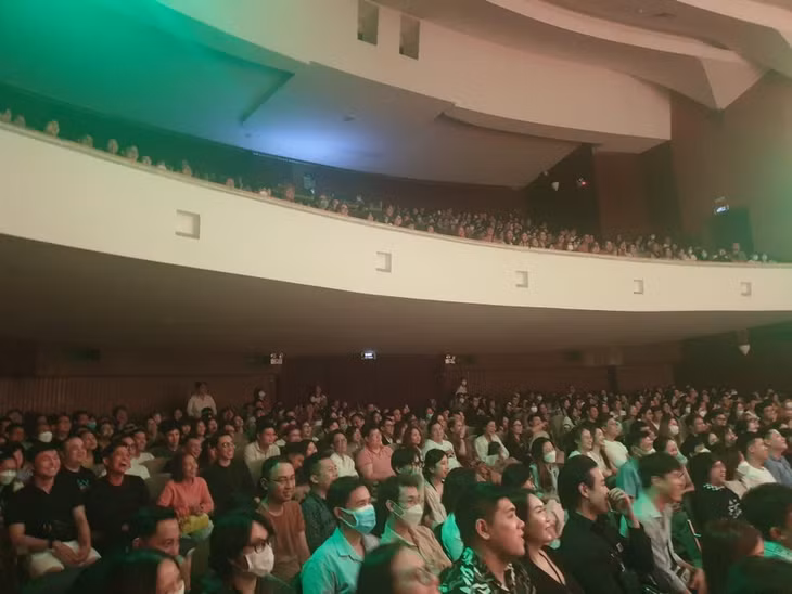 Khán phòng Nhà văn hoá Thanh Niên chật kín người cho đêm diễn đầu tiên vở 12 bà mụ. Ảnh: VĂN HÀ