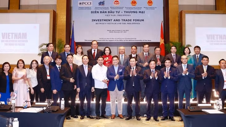 Các đại biểu chụp ảnh lưu niệm. (Ảnh: Doãn Tấn/TTXVN)