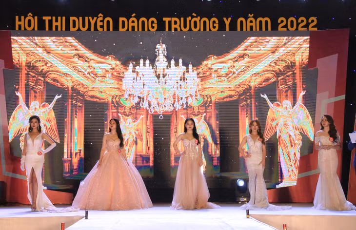 Top 5 thí sinh xuất sắc tham gia phần thi ứng xử.