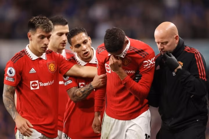 Trung vệ Raphael Varane dính chấn thương ở trận Man Utd gặp Chelsea hôm 22/10. Cầu thủ người Pháp cố ngăn cản Pierre-Emerick Aubameyang, sau đó tự gây ra chấn thương cho bản thân. Varane được chẩn đoán dính chấn thương gân kheo, nhiều khả năng cần 6-8 tuần hồi phục.