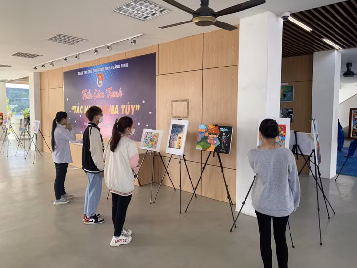 Không gian triển lãm tranh "Tác hại của ma túy" với 150 tác phẩm được trưng bày.