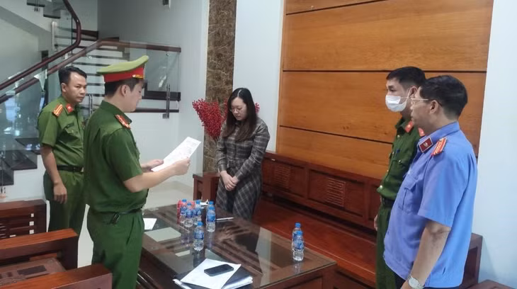 Cơ quan điều tra thi hành Lệnh bắt bị can Trịnh Thu Trang. Ảnh: Công an tỉnh Bắc Giang