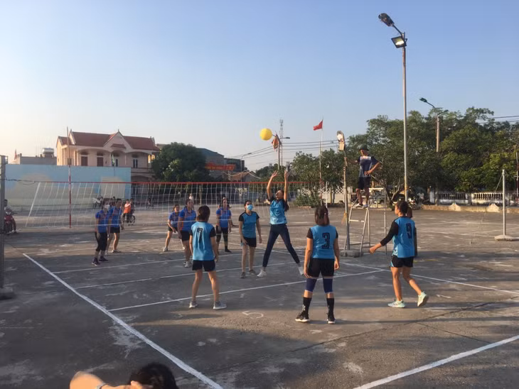 Phụ nữ xã Quan Lạn (huyện Vân Đồn) chơi bóng chuyền hơi, rèn luyện thể dục thể thao.