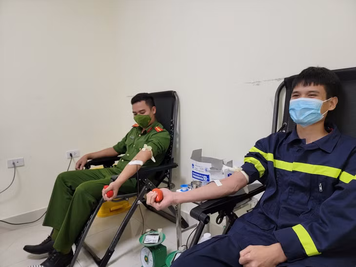 2 chiến sĩ công an Sơn La hiến máu cứu bệnh nhân qua cơn nguy kịch. Ảnh: Cao Thiên