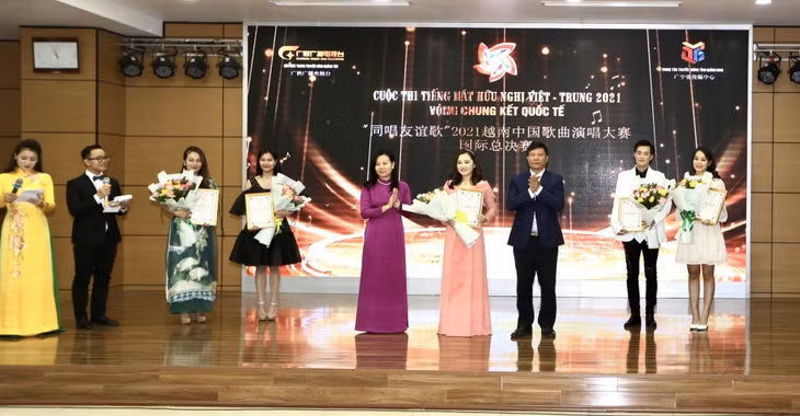 Thí sinh Nguyễn Khánh Nhật Huyền (Việt Nam) đoạt Giải Nhất Vòng Chung kết quốc tế Cuộc thi Tiếng hát Việt - Trung 2021.