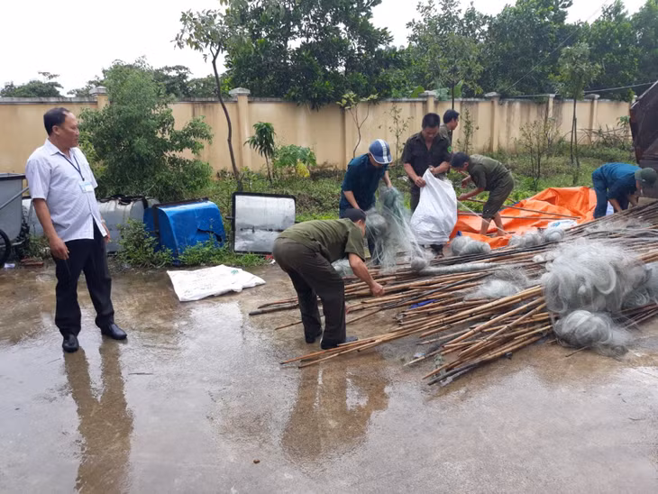 Xã Hiệp Hòa (TX Quảng Yên) ra quân xử lý thu giữ được nhiều dụng cụ săn bắt chim trái phép.