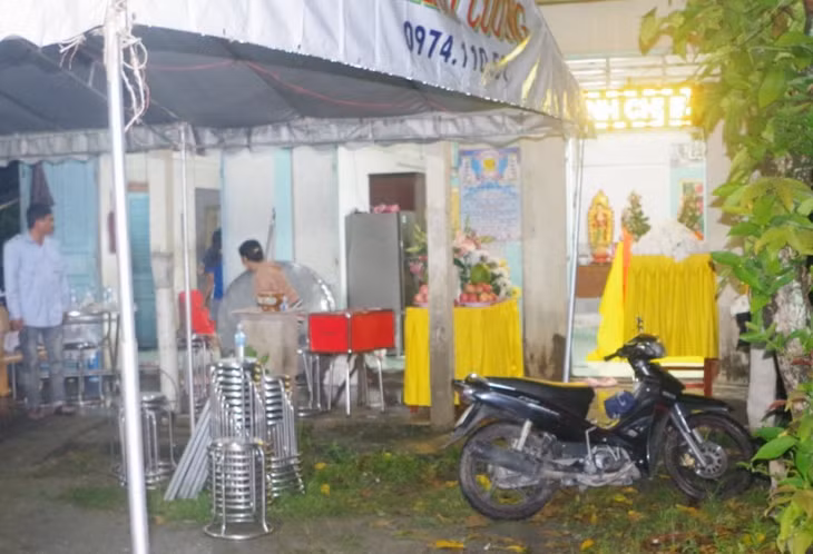 Người thân tiến hành lo hậu sự cho nạn nhân.