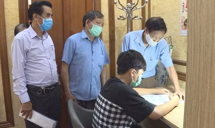 Đại diện Ban Khuyến học dòng họ Sơn Hải Nguyễn tộc (TX Đông Triều) thăm hỏi, động viên, nắm tình hình học tập của con cháu trong dòng họ. Ảnh: Nguyễn Dung