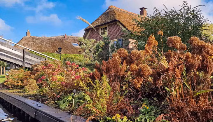 Để đi đến ngôi làng Giethoorn, du khách có thể đi các phương tiện công cộng, đi tàu từ ga trung tâm Amsterdam tới Zwolle, rồi sau đó tiếp tục di chuyển bằng xe buýt từ Zwolle tới Giethoorn. Ảnh: Nguyễn Tất Thịnh