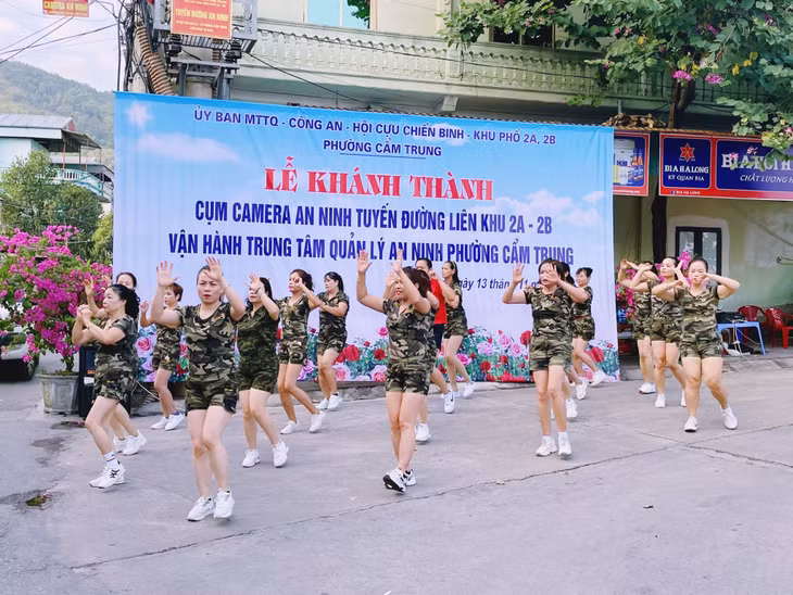 Tiết mục dân vũ của khu phố 2A, 2B (phường Cẩm Trung, TP Cẩm Phả).