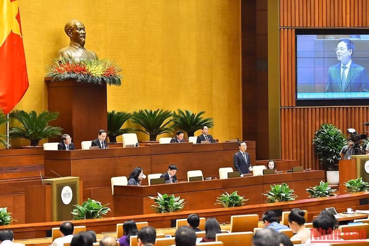 Bộ trưởng Thông tin và Truyền thông Nguyễn Mạnh Hùng trả lời chất vấn. (Ảnh: THỦY NGUYÊN)