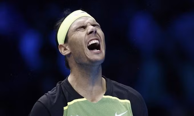 Nadal phản ứng trong trận thua Auger-Aliassime. Ảnh: Reuters