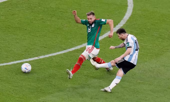 Cú sút xa của Messi...