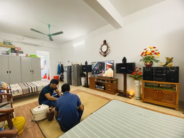 Phòng ở tập thể của công nhân Than Vàng Danh được trang bị đầy đủ tiện nghi.
