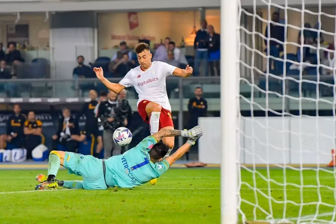 El Shaarawy ấn định tỷ số 3-1 cho Roma ở phút bù thứ hai trận đấu trên sân Bentegodi ngày 31/10. Ảnh: asroma.it