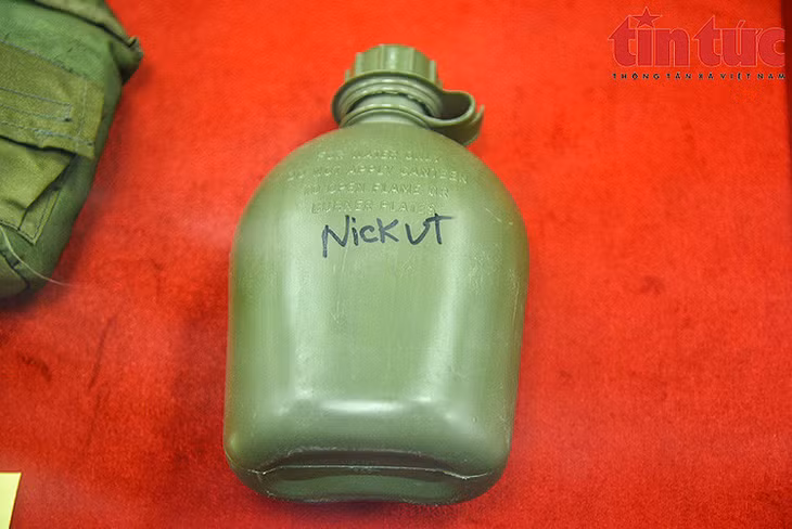 Lần trở lại này, nhiếp ảnh gia Nick Út đã hiến tặng Bảo tàng Báo chí Việt Nam chiếc bi đông đựng nước mà ông đã dùng để làm dịu vết thương của Kim Phúc.